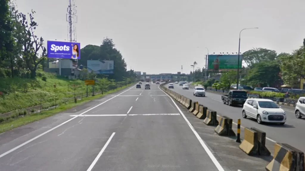 Sewa billboard Bandung di Jl. TOL Pasteur dengan lalu lintas padat