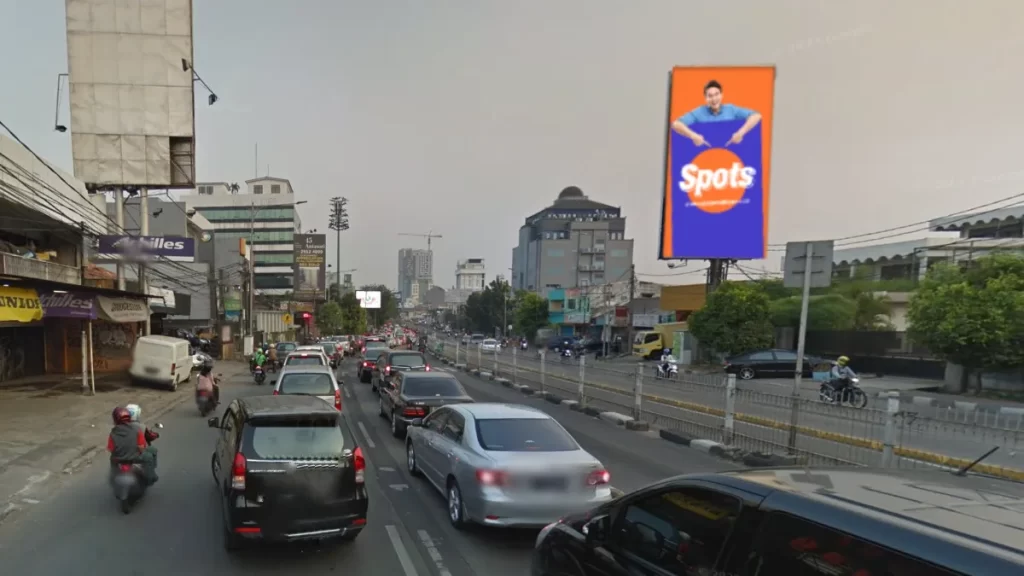 Sewa Billboard Jakarta Selatan di Jalan Warung Jati Barat dengan visibilitas tinggi dan traffic area ramai.
