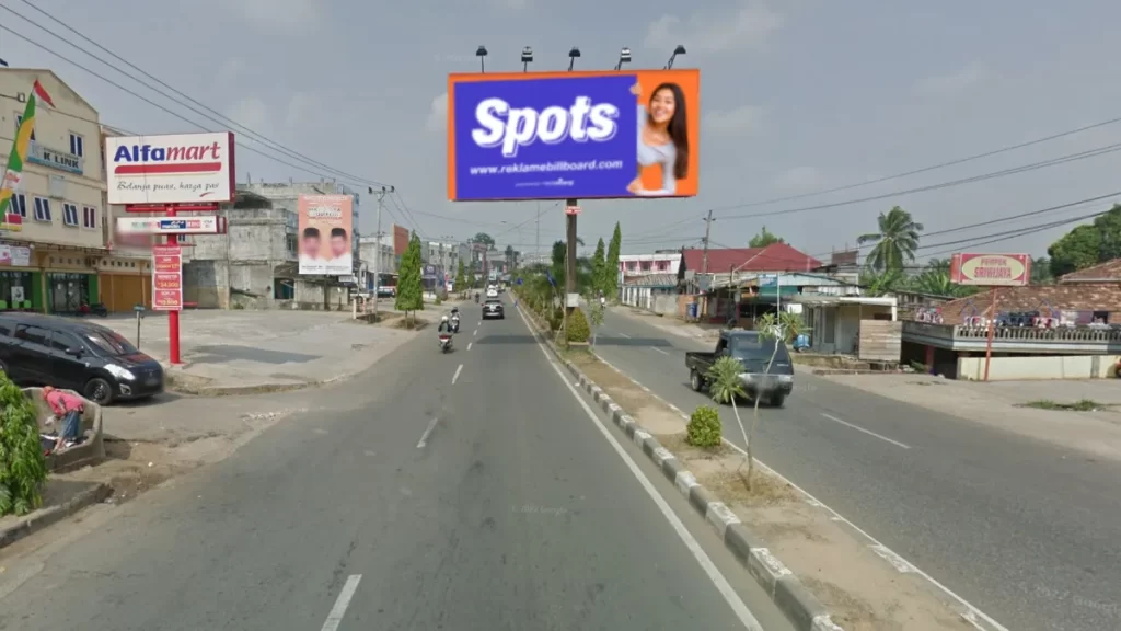 Sewa billboard Jambi di persimpangan ramai Simpang Rimbo menampilkan visibilitas tinggi dan akses strategis.