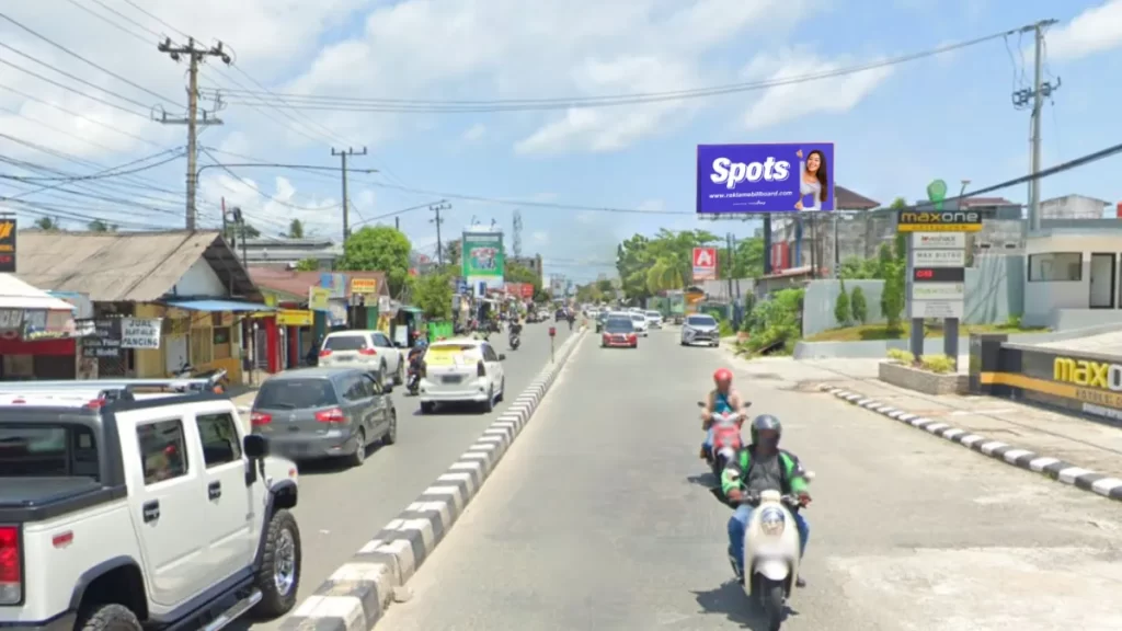 Sewa Billboard Balikpapan di Jl. MT. Haryono menawarkan visibilitas tinggi dekat Hotel Max One.