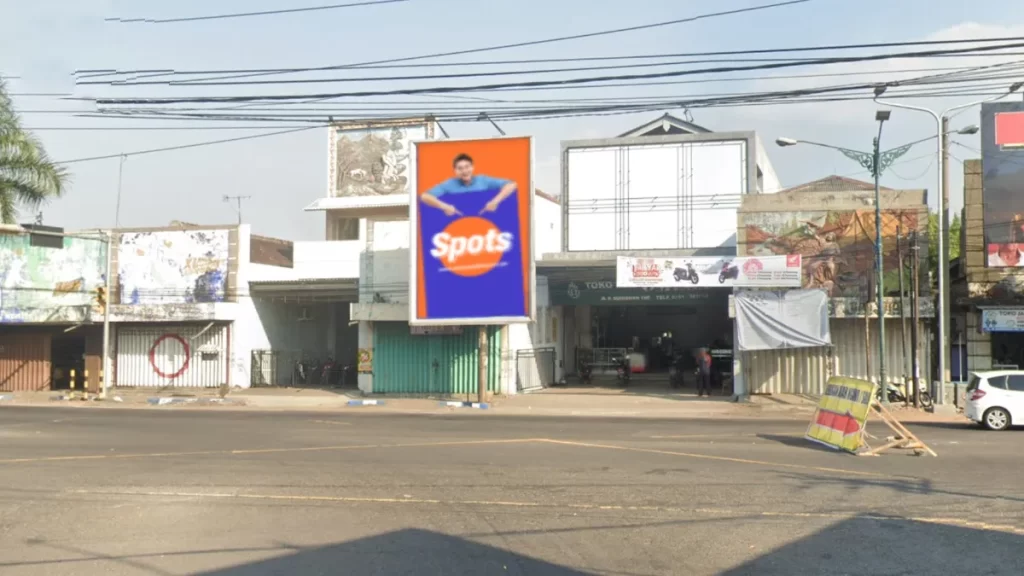 Sewa Billboard Madiun di persimpangan ramai Jl. PB Sudirman yang strategis