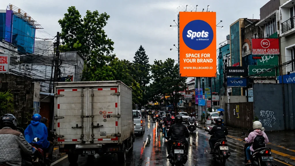 Billboard Bandung Jl Ibrahim Adjie arah Laswi ke Binong traffic padat